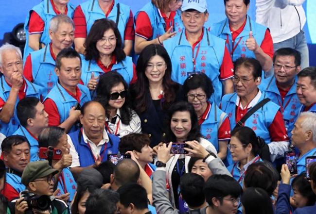 郑丽文喊“台湾不是提款机”